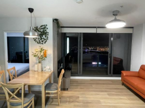 Super Luxury 2 bedroom Apt Well Furnished with Marvellous Views Convenient Location 1 Free Parking